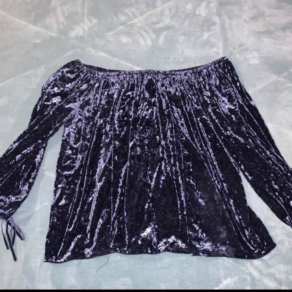American Eagle off the Shoulder shirt